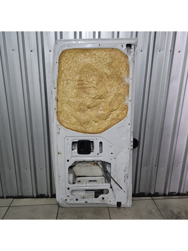 Porta Traseira Direita Mb Sprinter 416 2023 À 2025 Detalhe