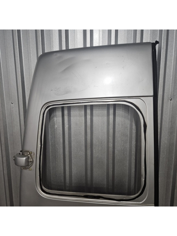 Porta Traseira Esquerda Renault Master 2005 A 2013 Detalhe.