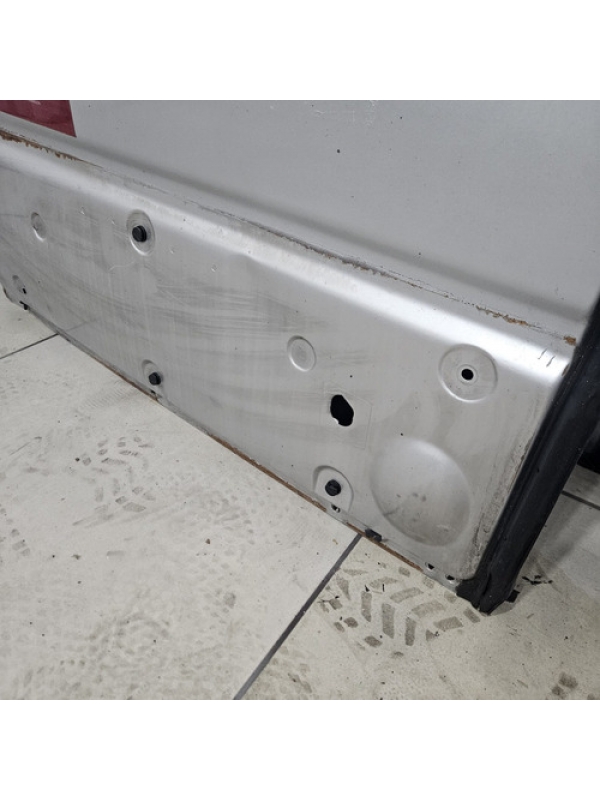 Porta Traseira Esquerda Renault Master 2005 A 2013 Detalhe.
