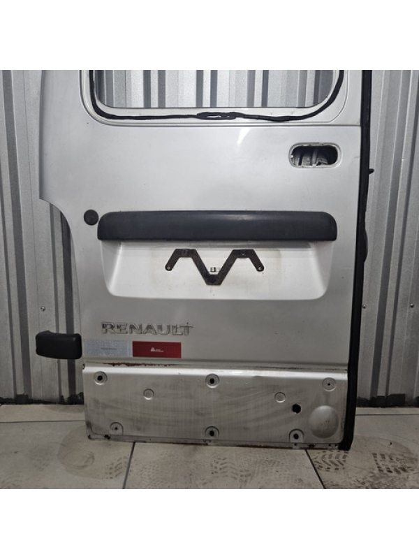 Porta Traseira Esquerda Renault Master 2005 A 2013 Detalhe.