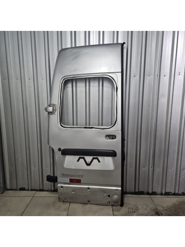 Porta Traseira Esquerda Renault Master 2005 A 2013 Detalhe.