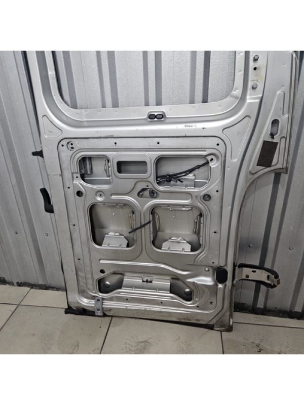 Porta Traseira Esquerda Renault Master 2005 A 2013 Detalhe.